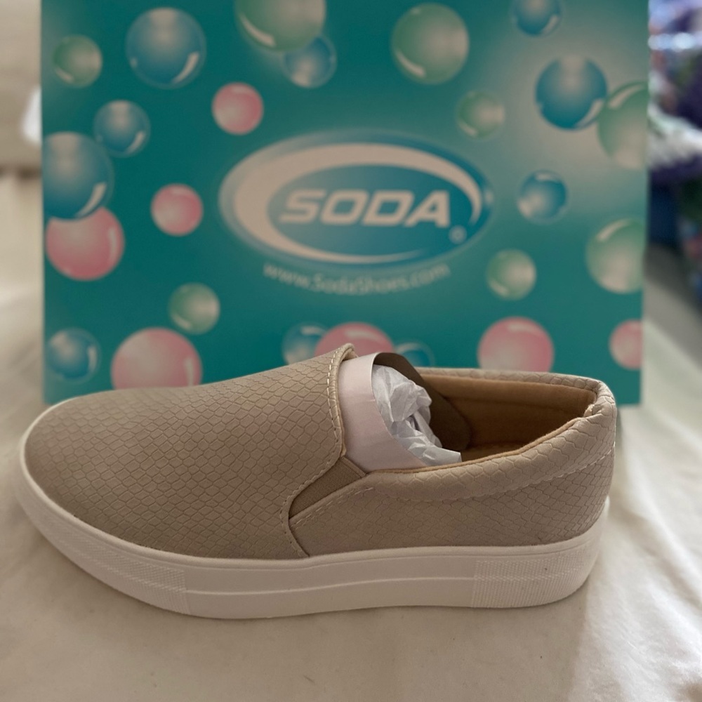 SODA Sneakers size 6
